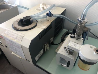  1 lyophilisateur THERMO VT 400 
1 centrifugeuse à tubes SAVANT Speed Vac SC 100