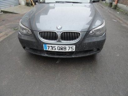 BMW 530i grise à 4 portes et 5 sièges; avec...