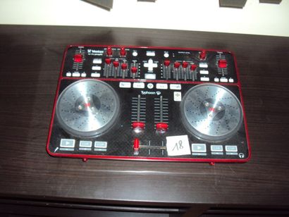  1 table de mixage DJ VESTAX type TYPHOO...