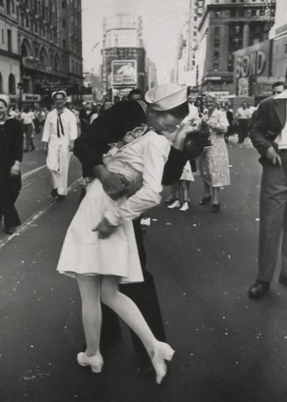 Alfred Eisenstaedt, V.J. Day at Times Square, 1945