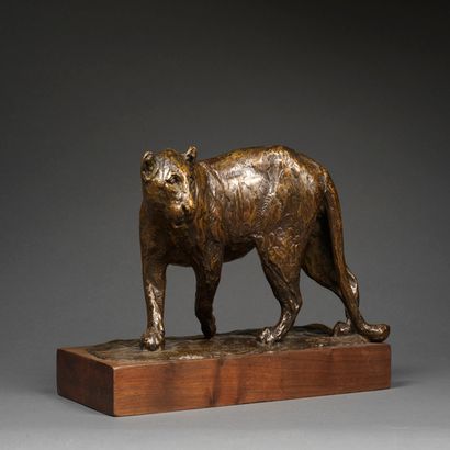 Roger Godchaux, lionne en bronze