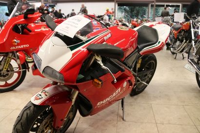 28 800 € pour la Ducat' 996 de Johnny au Salon Moto Légende