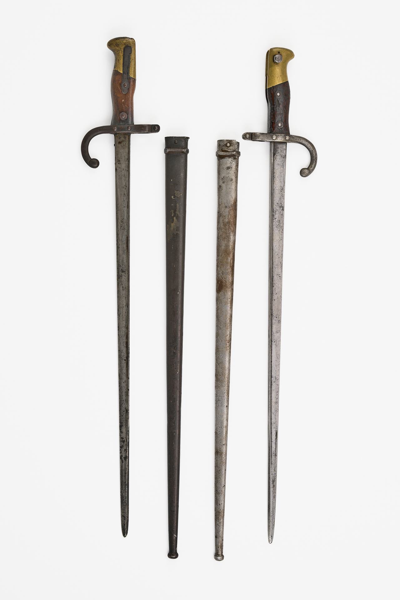 France : deux baïonnettes M 1874 « Gras ». Poignée... | Armes: enchères