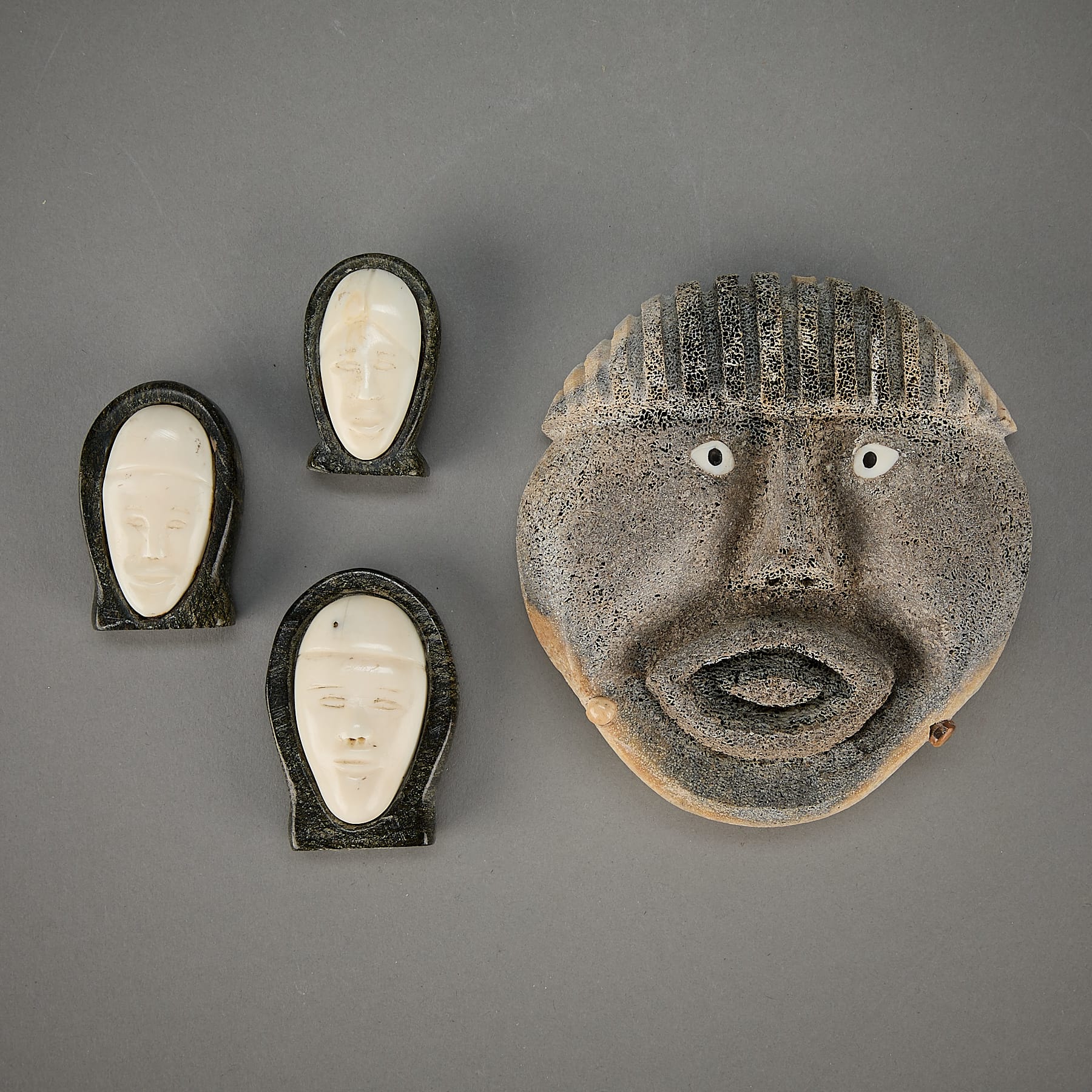 Groupe de quatre masques sculptés inuits et i... | Sculptures: enchères