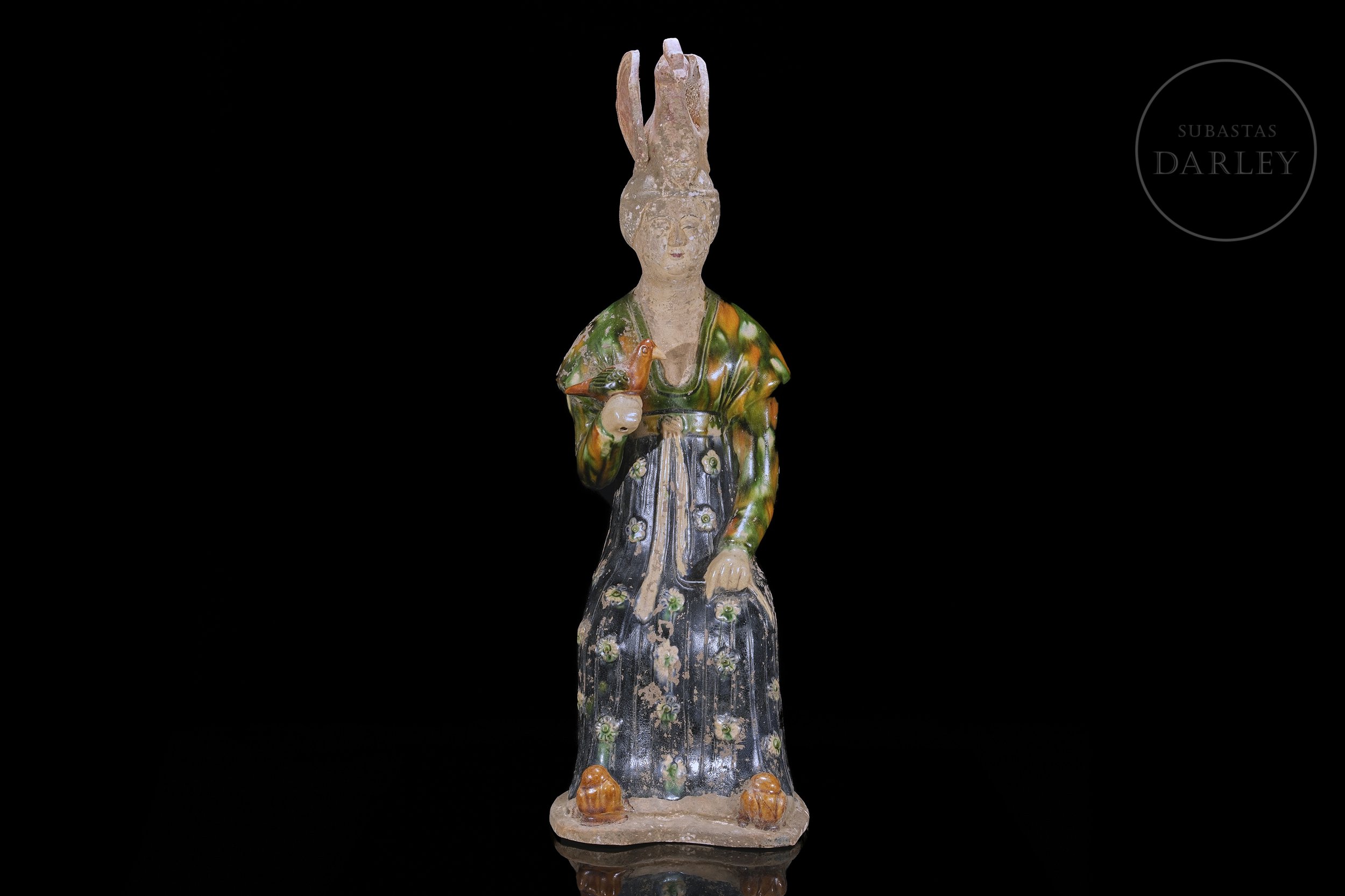 唐代三彩'仕女'釉器多彩釉（三彩）陶俑，描绘的是一位坐姿的宫廷仕女