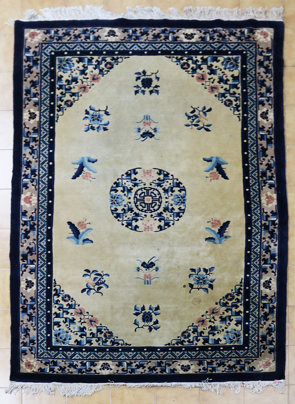 Tapis de Pékin à motifs floraux. 277 x 183 cm Tapis enchères — free download
