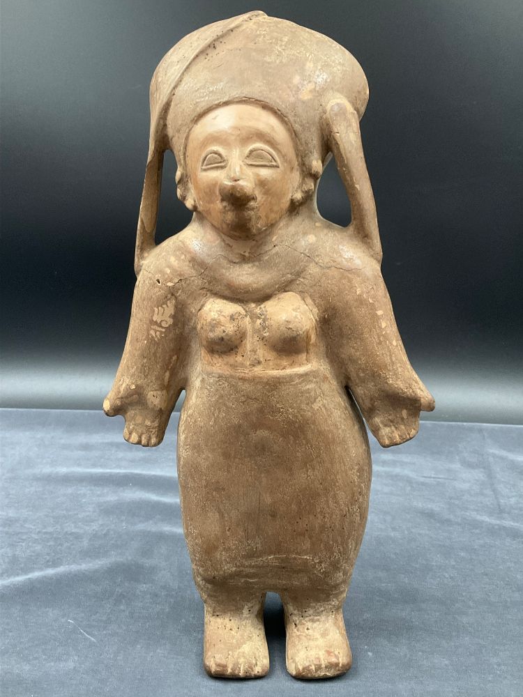 南美西班牙殖民前时期的女性陶土小雕像。高度：32厘米| 兵马俑雕塑: 拍卖