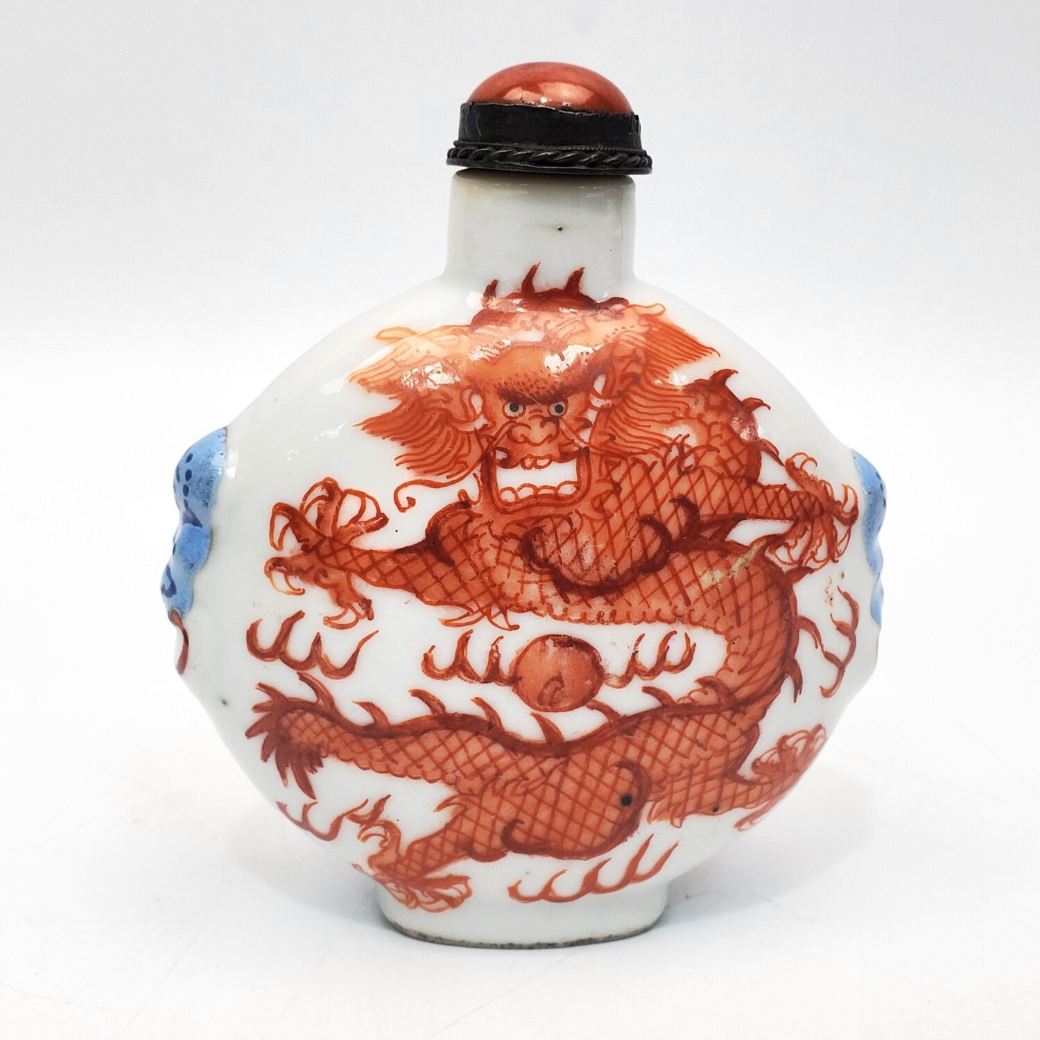 中国古董大瓷器鼻烟壶。大概是乾隆时期的。描绘铁红龙，带原配盖