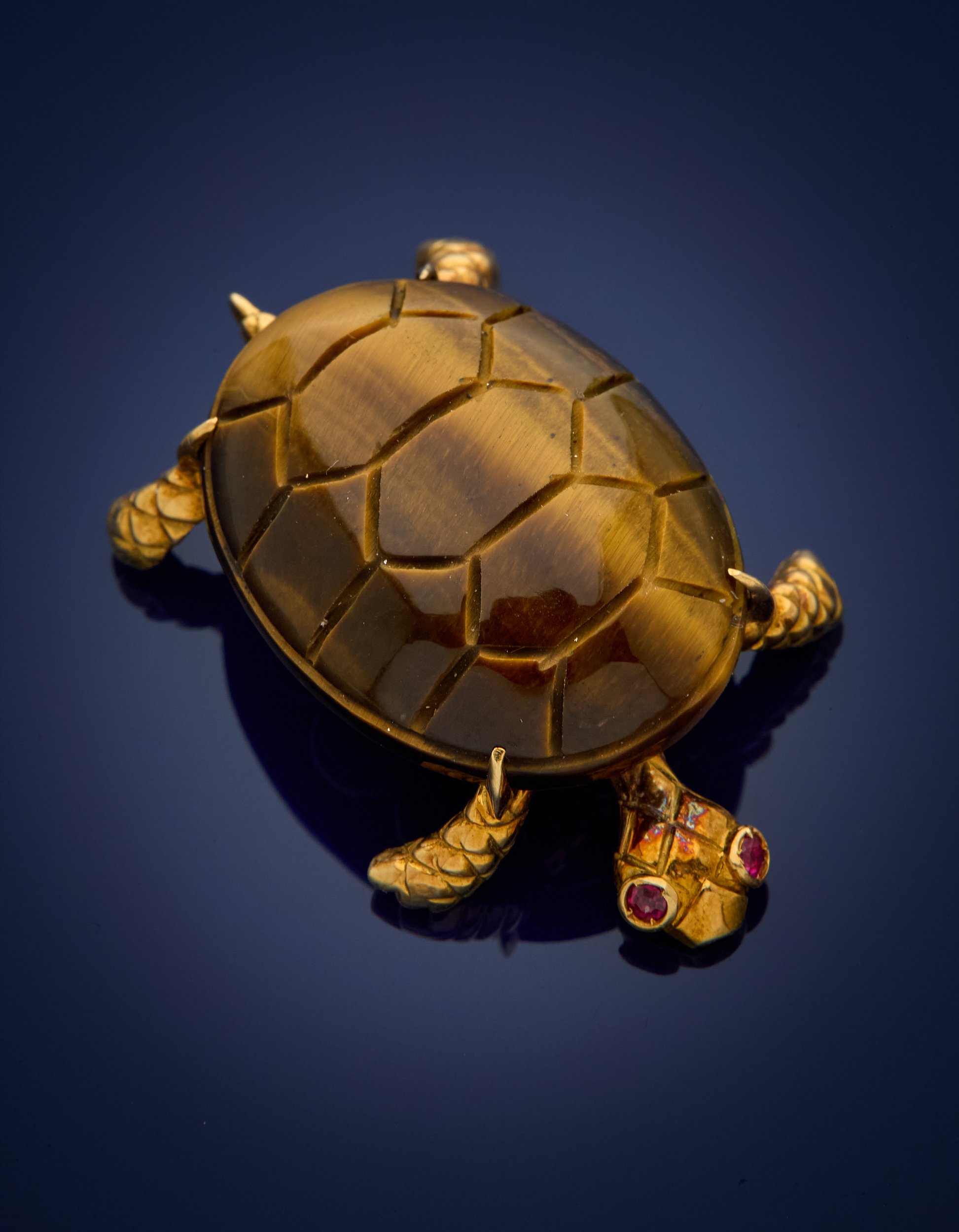 A 750‰ yellow gold brooch depicting a turt... | Brooches and pins: bids