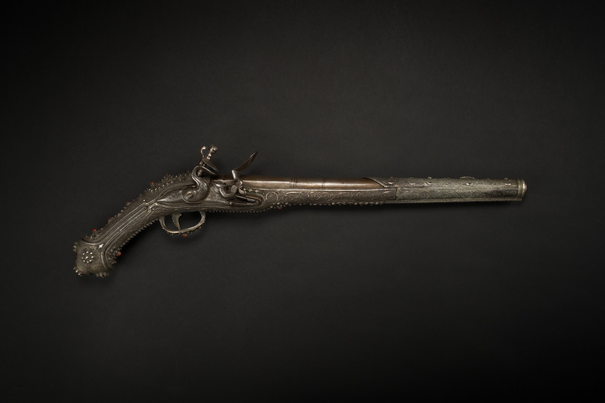 Oriental flintlock pistol. Round barrel with thunderbol... | Arms: bids