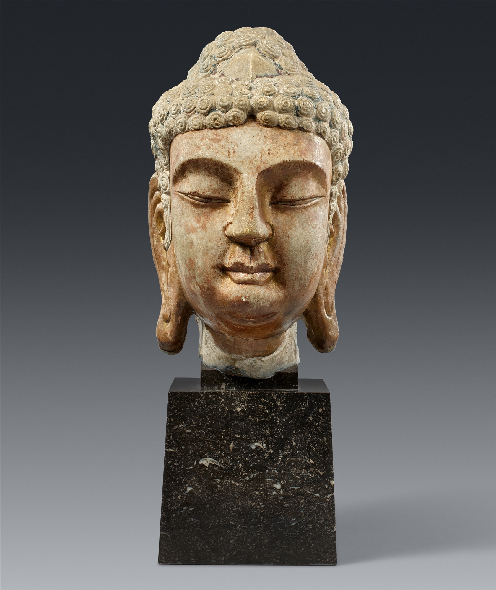 佛像头像大理石。唐代风格（618-907 年）头像呈椭圆形，丰满的大卷发像