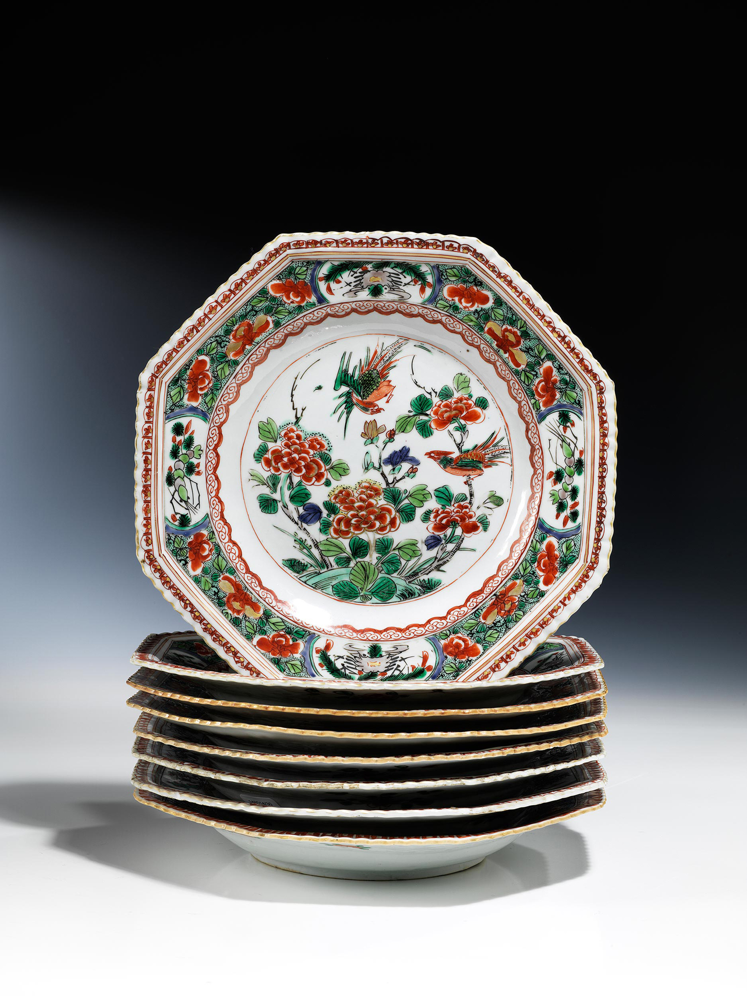 八只青花盘直径：25.5 厘米。中国，康熙时期（1661–1722）。瓷器；施釉