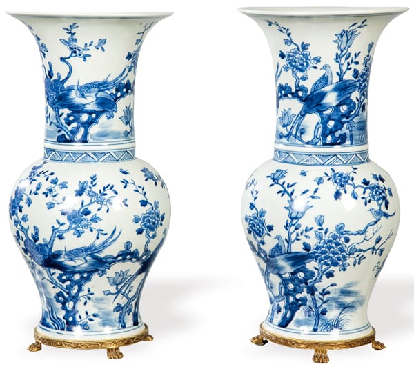 中国美術 青花 瓶人物花鳥紋 瓶 高31cm 希少 (LC138) 一对青花瓷尊形花瓶，清代，带有伪康熙款，19世纪。饰有花鸟纹样。青铜