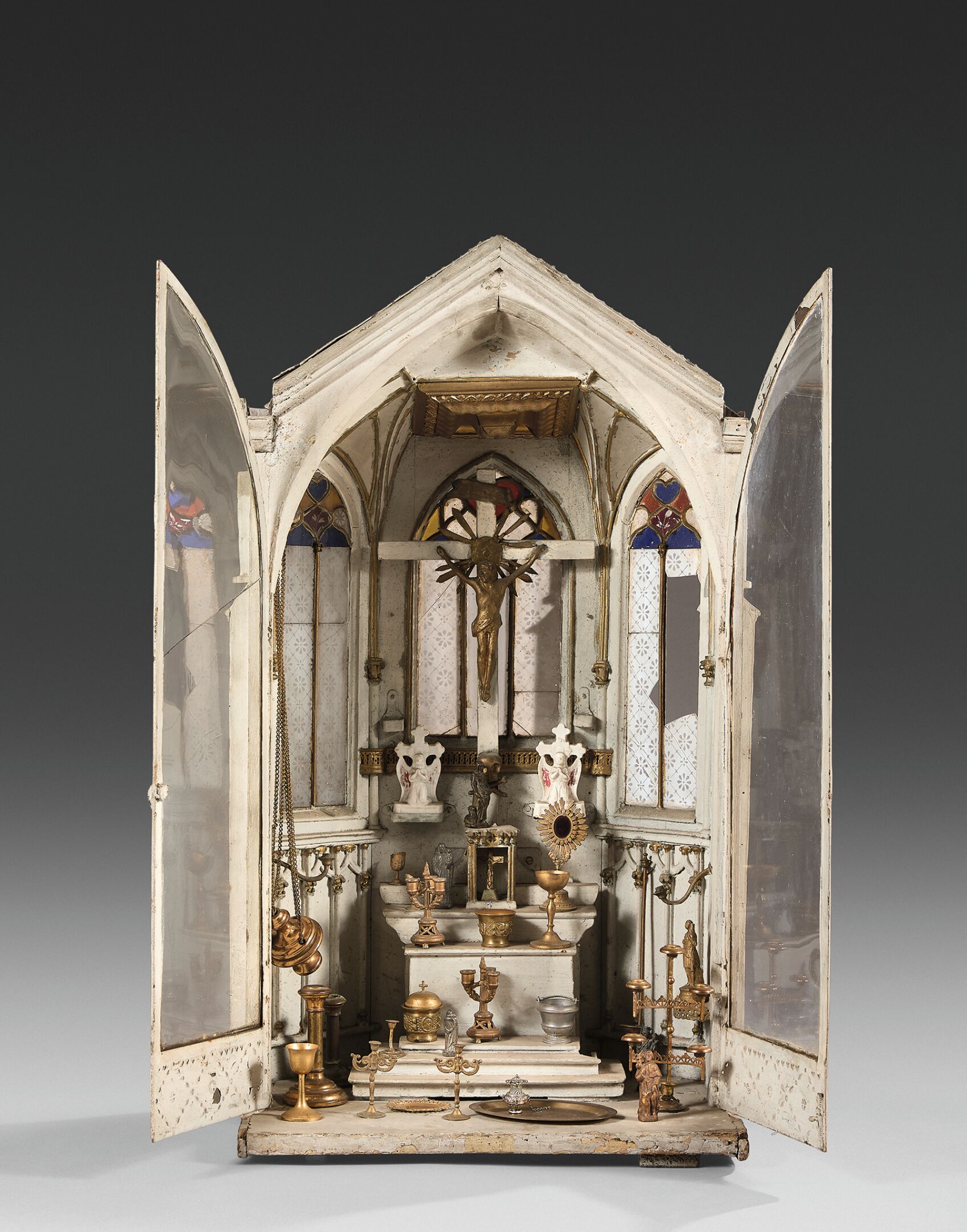 Gothic chapel-shaped display case with ogival faça... | Religions: bids