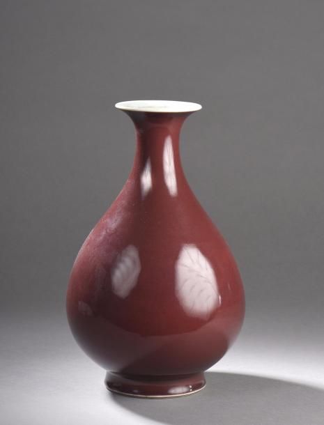 Vase de forme yuhuchunping en porcelaine...