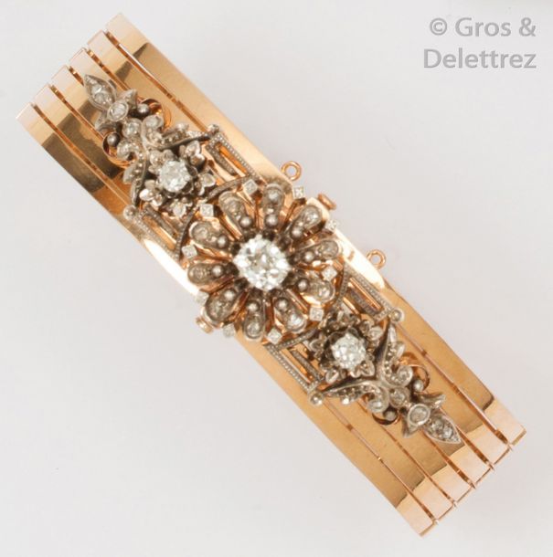 Null Bracelet « Rigide » en or rose et argent à décor d’une fleur, sertie de dia&hellip;