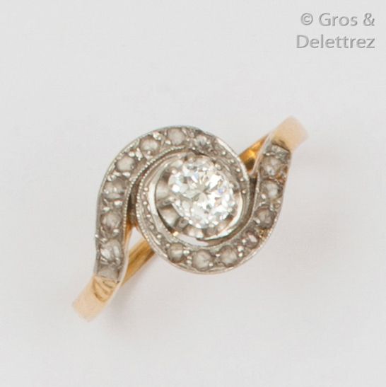 Null Bague « Tourbillon » en or jaune et platine, ornée d’un diamant taillé en c&hellip;