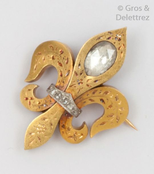 Null Broche « Fleur de lys » en or jaune gravé de fleurettes, ornée d’un diamant&hellip;