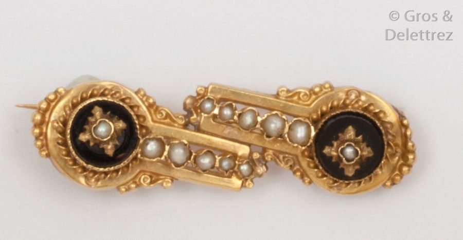 Null Broche en or jaune ciselé, ornée de demi-perles. Travail du XIXe siècle. P.&hellip;