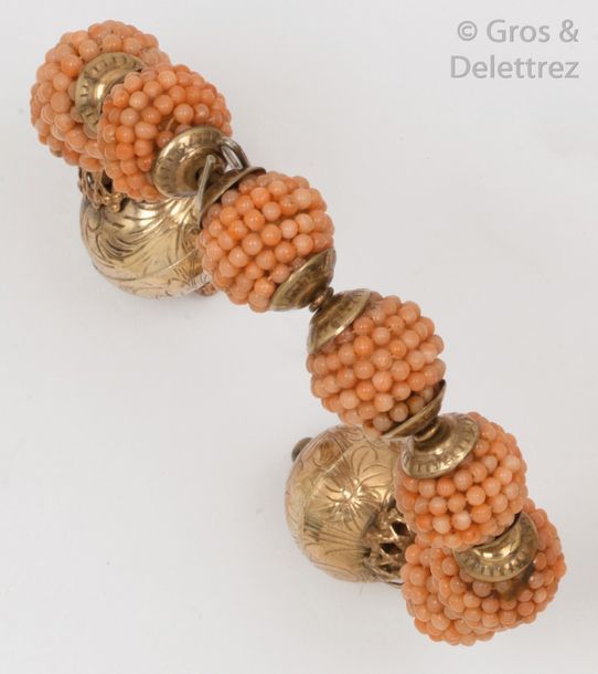 Null Bracelet « Jonc ouvrant » en or jaune 9K ciselé, orné de perles de corail. &hellip;