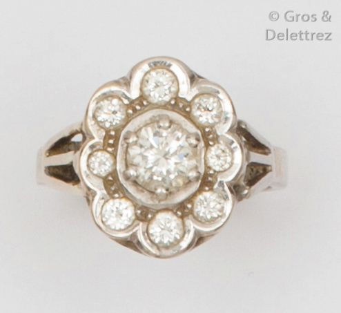 Null Bague « Fleur » en or gris, ornée d’un diamant taillé en brillant dans un e&hellip;