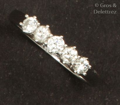 Null Bague « Jarretière » en or gris, ornée de cinq diamants taillés en brillant&hellip;