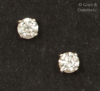 Null Paire de puces d’oreilles en or gris, ornées chacune d’un diamant taillé en&hellip;
