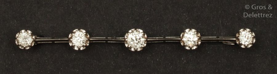 Null Broche « Barrette » en or gris, ornée de cinq diamants de taille ancienne d&hellip;