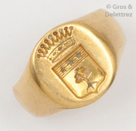 Null Bague « Chevalière » en or jaune, gravée d’armoiries. Tour de doigt : 53. P&hellip;