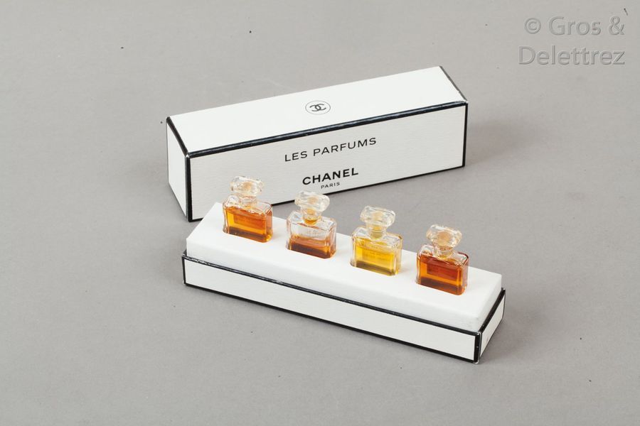CHANEL PARFUMS Ensemble de quatre miniatures «?Les Parfums Chanel?». Ecrin d’ori&hellip;