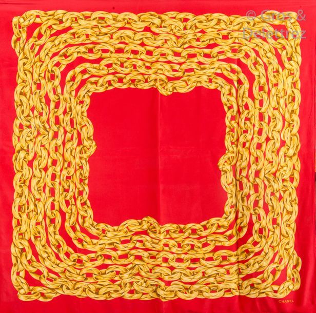 CHANEL Carré en crêpe de soie rouge imprimé d’un motif de chaîne dorée. Très bon&hellip;