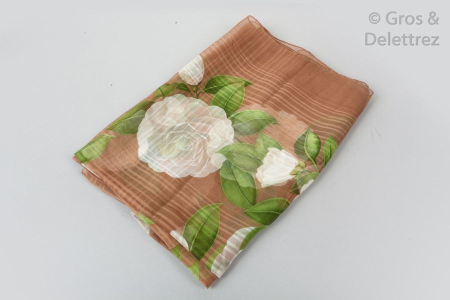 CHANEL Echarpe en mousseline de soie imprimée, façonnée d’un motif de camélias b&hellip;