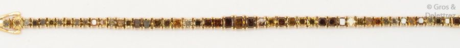 Null Bracelet «?Ligne?» en or jaune, orné d’une chute de diamants coussins de co&hellip;