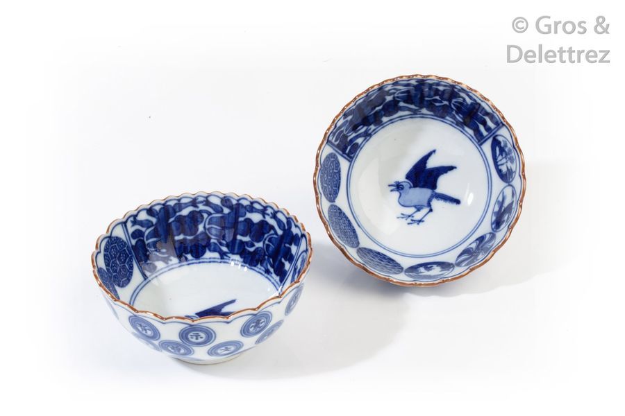 Null Paire de bols à bord polylobé en porcelaine bleu blanc à décor d’oiseaux, m&hellip;