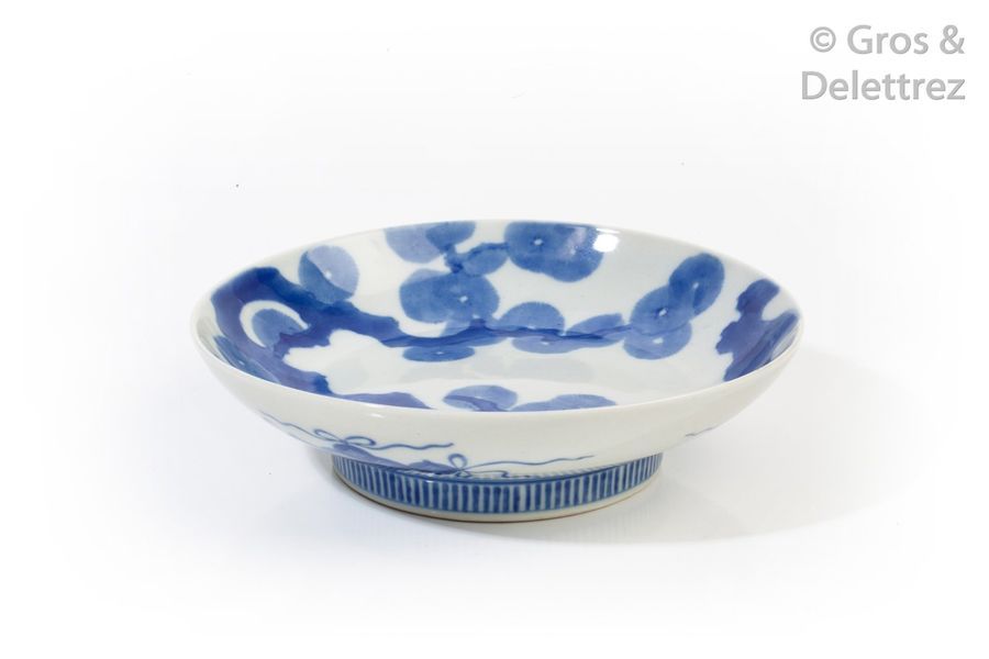 Null Petite coupe plate sur talon en porcelaine d’Arita à décor de pins en bleu &hellip;