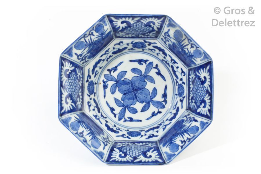 Null Coupe octogonale à bord évasé en porcelaine bleu blanc à décor de fleurs et&hellip;