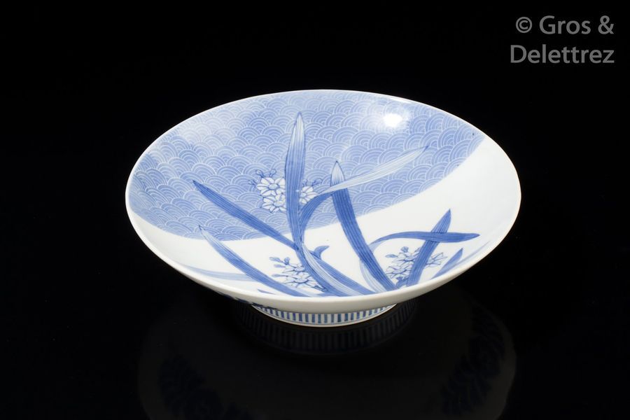 Null Coupe en porcelaine de Nabeshima, à décor de jonquilles en bleu sur fond bl&hellip;