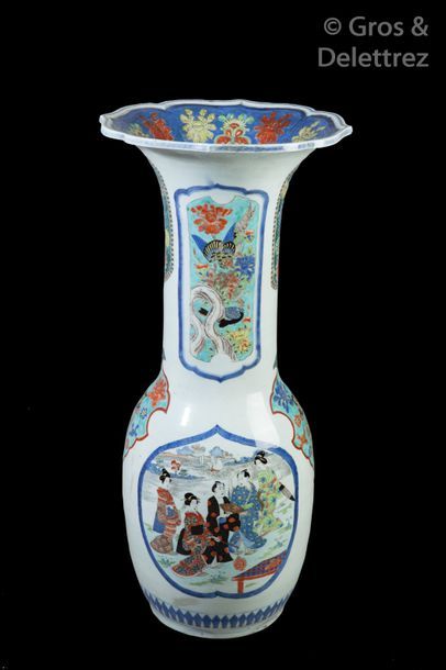 Null Grand vase cornet en porcelaine de Kutani à décor dans des cartouches de sa&hellip;
