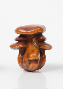 Null Netsuke en bois représentant un groupe de cinq champignons sur lesquels son&hellip;