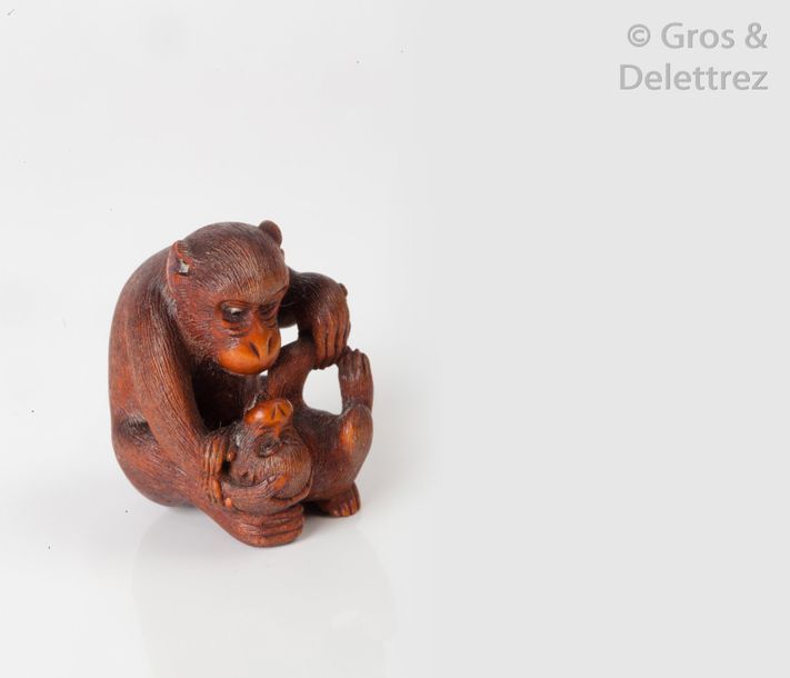 Null Netsuke en bois représentant une guenon jouant avec son petit, les yeux inc&hellip;