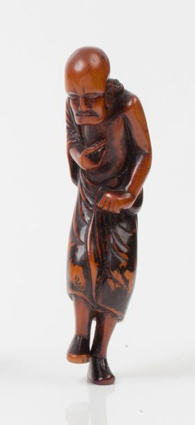 Null Netsuke en bois représentant un Rakan debout sur un pied, son vêtement anci&hellip;
