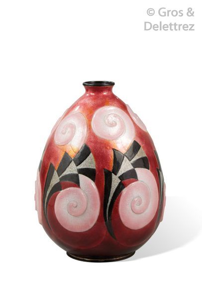 Camille FAURÉ (1874-1956) Primerose

Vase en cuivre émaillé à décor géométrique &hellip;