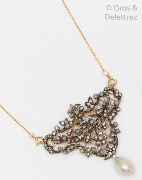 Null Collier en or jaune et argent, orné d’un motif central à décor de fleurs se&hellip;