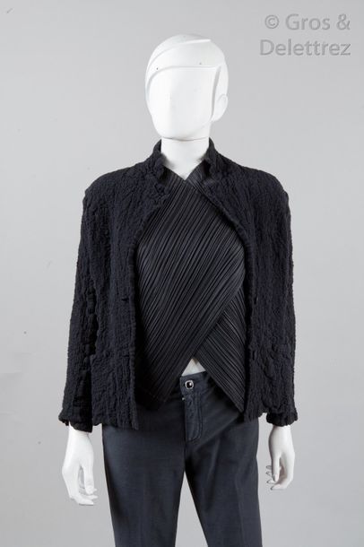 Null Issey MIYAKE

Lot composé de deux vestes noires, l'une courte en polyester &hellip;