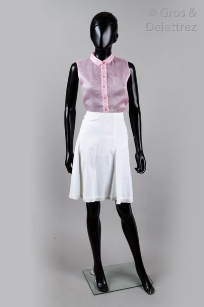 Null ROCHAS, PRADA

Lot composé d'une blouse sans manche en organza rose, petit &hellip;