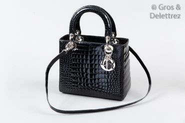 Null Christian DIOR 

Sac "Lady Dior"25 cm en crocodile noir brillant, fermeture&hellip;