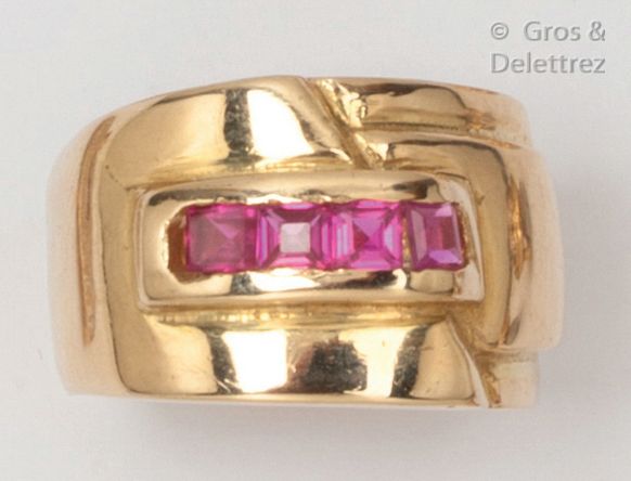 Null Ring " Tank " in yellow gold, decorated with a line of calibrated red stone&hellip;