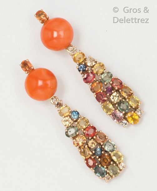 Null Pair of earrings in 14K yellow gold, adorned with coral cabochons holding a&hellip;