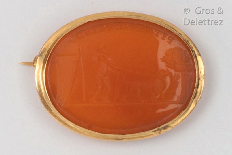 Null Oval brooch in yellow gold, decorated with an intaglio on cornelian represe&hellip;