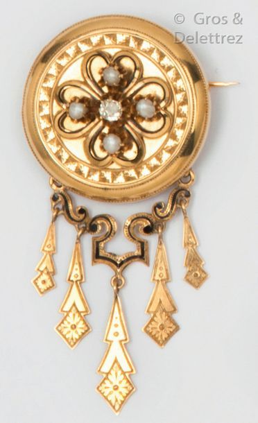 Null Broche ronde en or jaune partiellement émaillé noir, composée d’un motif po&hellip;